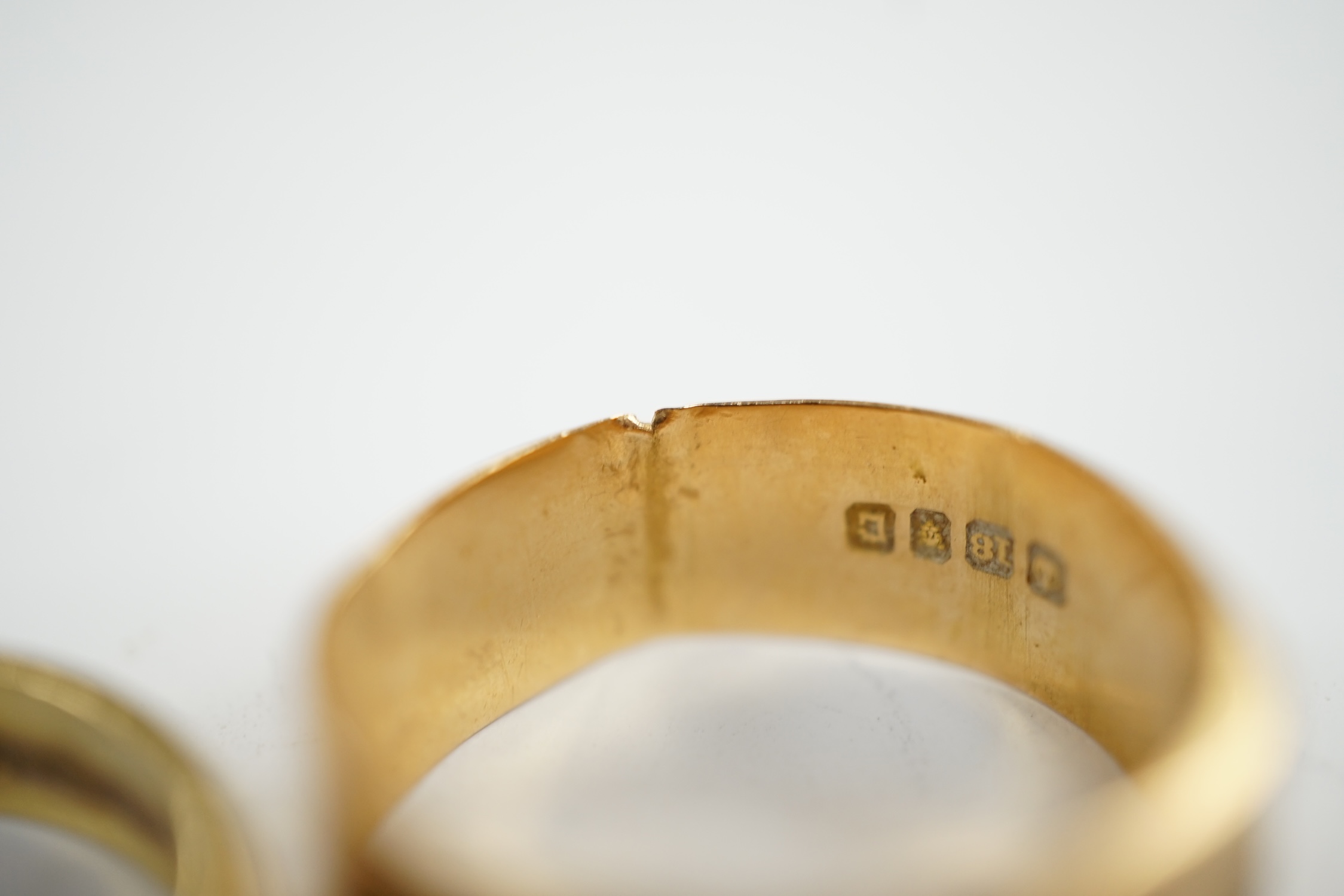 Two 18ct gold wedding bands, one hallmarked for London, 1918, 7.7 grams.